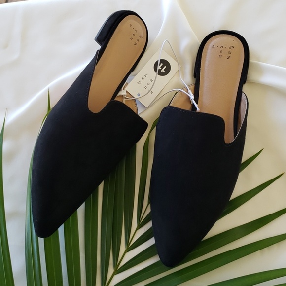 Last Pair!!! NWT Women’s Slip On Pointy Toe Mules - Picture 2 of 3